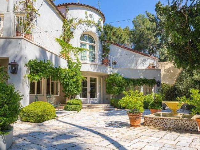 Η πολυτελής έπαυλη της Katy Perry στο Beverly Hills με πλακόστρωτη αυλή και σιντριβάνι.