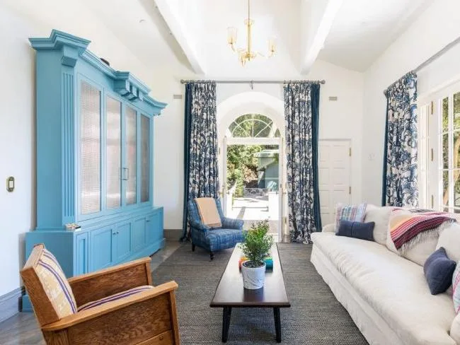 Εσωτερικό καθιστικού στην έπαυλη της Katy Perry στο Beverly Hills.