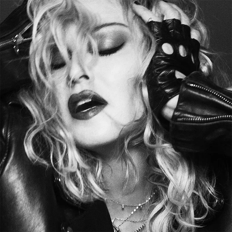 Κοντινό ασπρόμαυρο πορτρέτο της Madonna με δερμάτινο τζάκετ και γάντια.