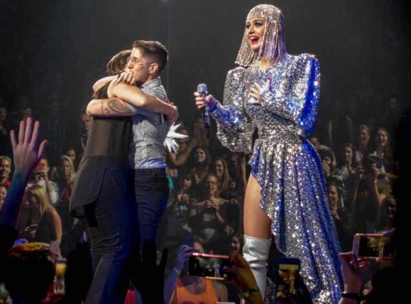 Η Katy Perry βοήθησε θαυμάστρια να κάνει πρόταση γάμου στην κοπέλα της
