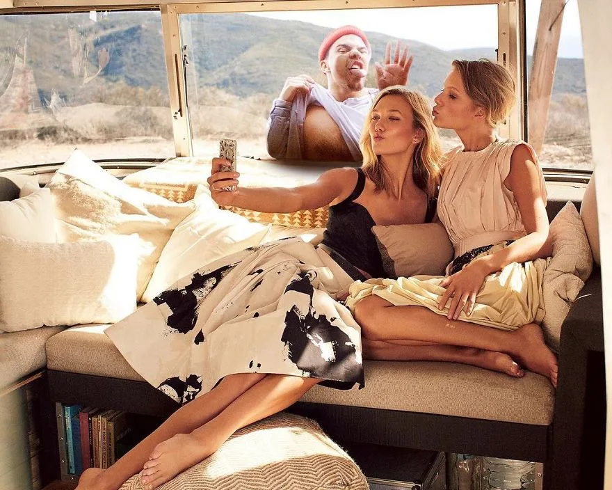 Η Taylor Swift και η Karlie Kloss βγάζουν selfie ενώ ο Average Bob κάνει photobomb από το παράθυρο.