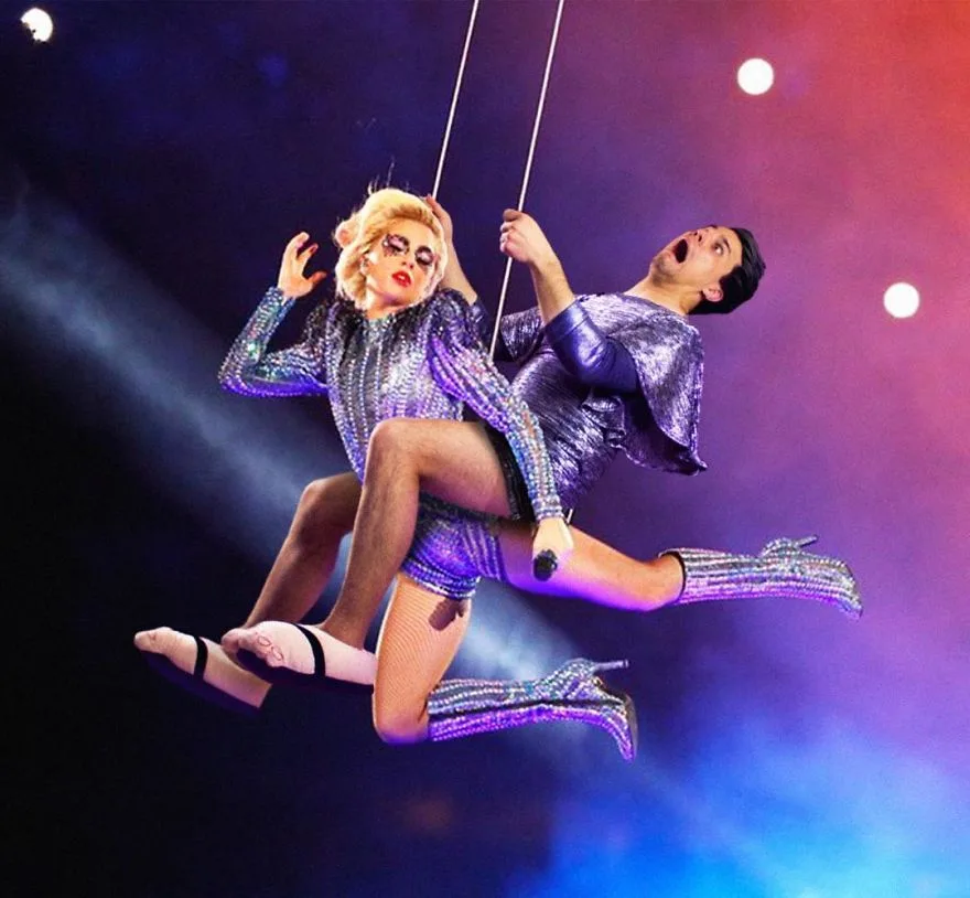 Η Lady Gaga και ο Average Bob σε εναέρια σκηνή με σχοινιά.