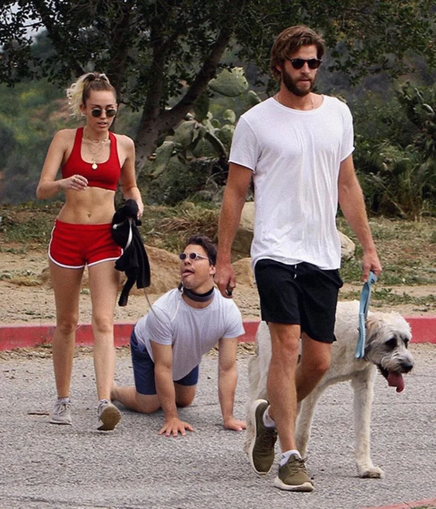 Ο Average Bob με Photoshop ανάμεσα σε διάσημο ζευγάρι που βγάζει βόλτα τον σκύλο του.
