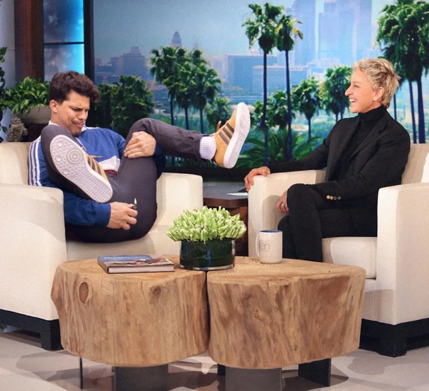 Ο Average Bob σε επεξεργασμένη φωτογραφία με την Ellen DeGeneres.