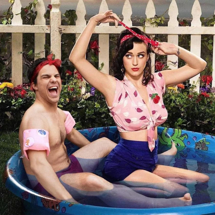 Ο Average Bob με την Katy Perry σε μια μικρή πισίνα κήπου.