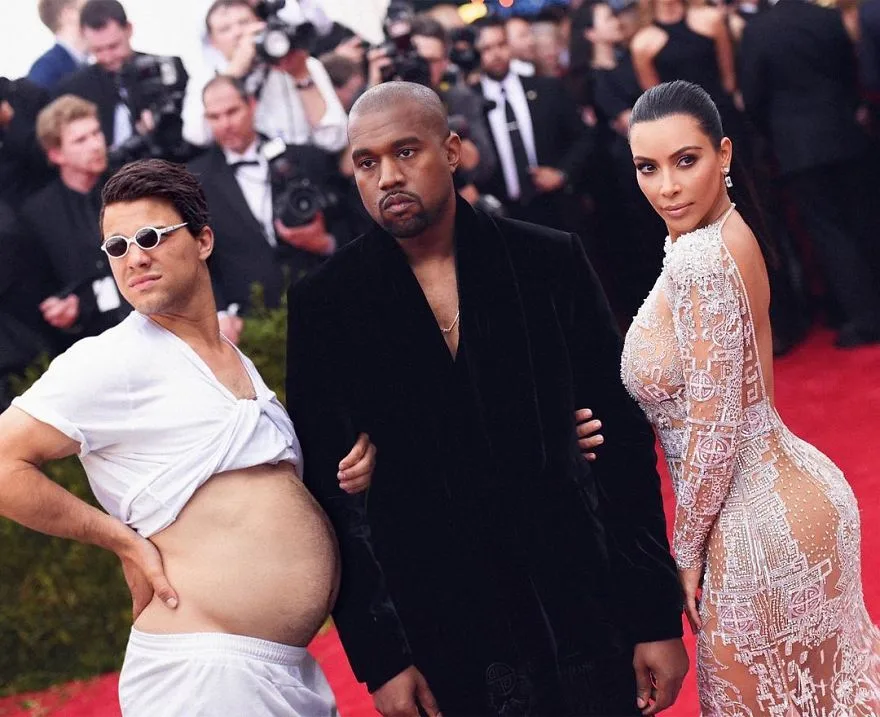Ο Average Bob με Photoshop δίπλα στον Kanye West και την Kim Kardashian στο κόκκινο χαλί.