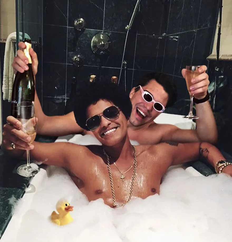 Ο Bruno Mars και ο Average Bob σε μια μπανιέρα με αφρόλουτρο και σαμπάνια.