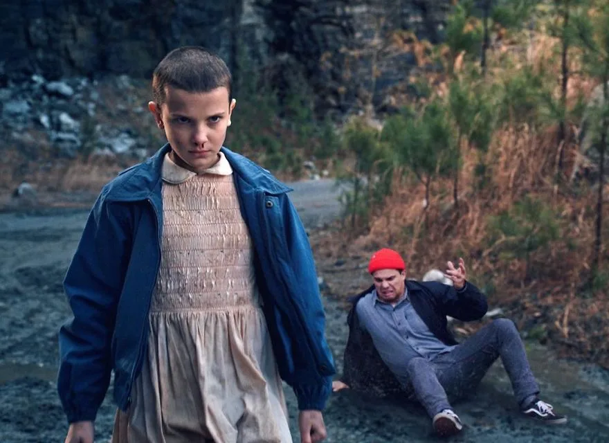 Ο Average Bob σε σκηνή από τη σειρά Stranger Things με την Eleven.