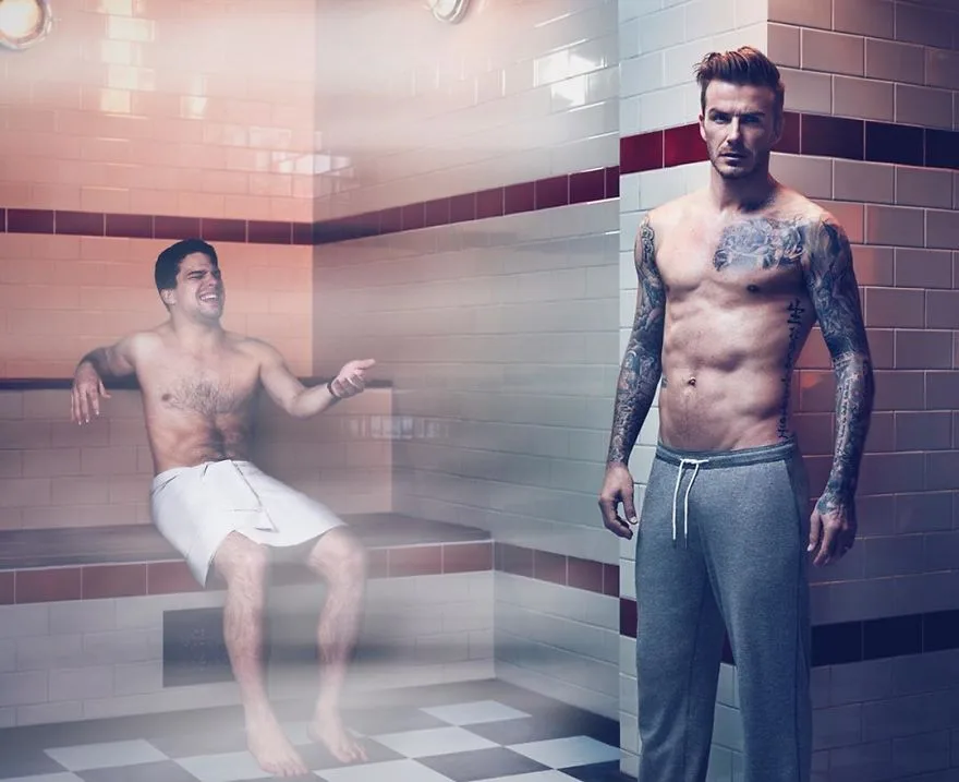 Ο Average Bob με τον David Beckham σε σάουνα.