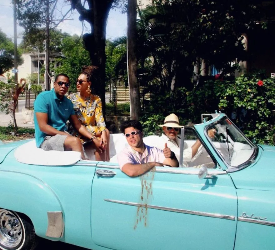 Ο Jay-Z, η Beyoncé και ο Average Bob σε ένα γαλάζιο vintage αυτοκίνητο στην Κούβα.