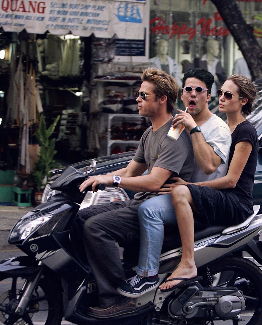 Ο Brad Pitt, η Angelina Jolie και ο Average Bob πάνω σε ένα μηχανάκι.