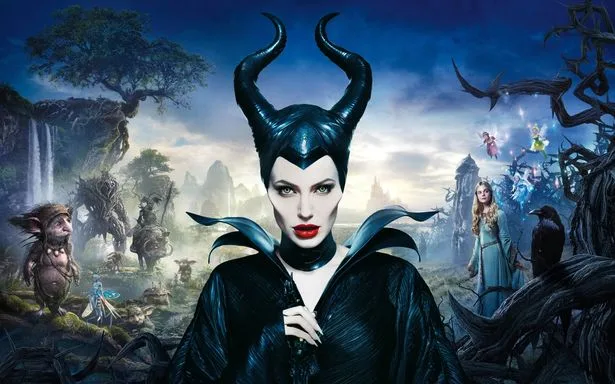 Η Angelina Jolie ως Maleficent σε φανταστικό τοπίο
