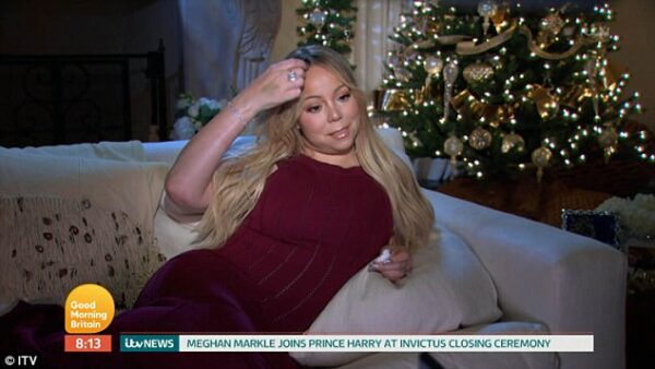 Η Mariah Carey πέταξε ένα χριστουγεννιάτικο δέντρο στο background και σχολίασε την τρομοκρατική επίθεση στο Las Vegas