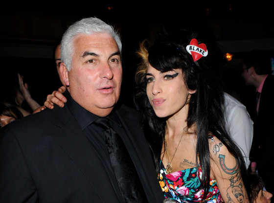 Η Amy Winehouse με τον πατέρα της, Mitch Winehouse, σε βραδινή έξοδο.