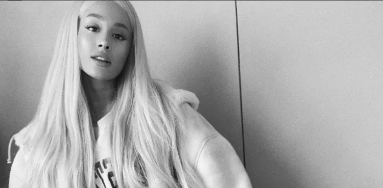 Η Ariana Grande με μακριά ασημί μαλλιά και φούτερ.