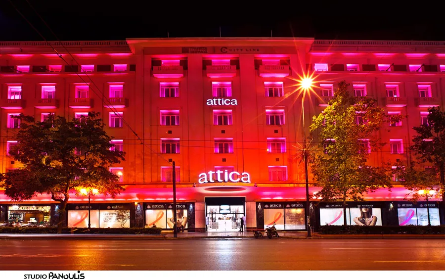 Το πολυκατάστημα Attica φωταγωγημένο με ροζ χρώμα για την εκστρατεία πρόληψης κατά του καρκίνου του μαστού.