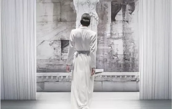 Μοντέλο με λευκό ένδυμα στην Athens Xclusive Designers Week.