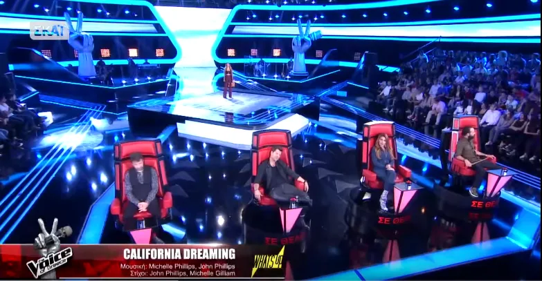 Σκηνή από το The Voice of Greece με την Έλενα Παπαρίζου και τους άλλους κριτές στις καρέκλες τους.