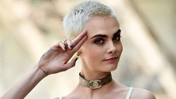 Η Cara Delevingne με κοντό ξανθό μαλλί και choker.