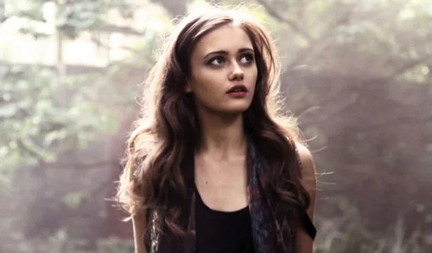 Η ηθοποιός Ella Purnell σε εξωτερικό χώρο με φυσικό φωτισμό.