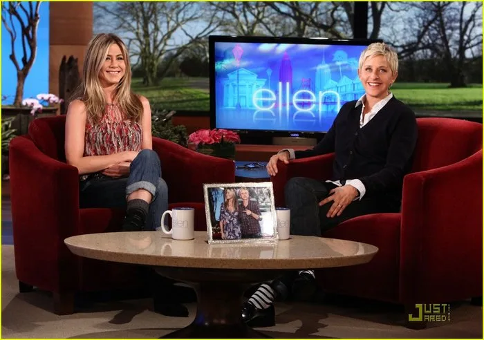 Η Ellen DeGeneres και η Jennifer Aniston στο πλατό της εκπομπής Ellen.
