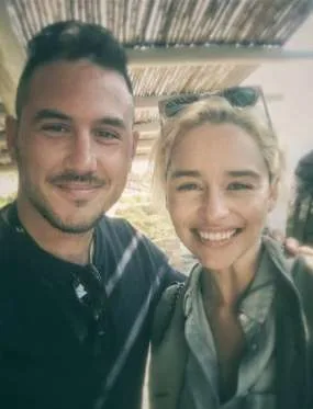 Η Emilia Clarke σε σέλφι με έναν άνδρα στη Μύκονο.
