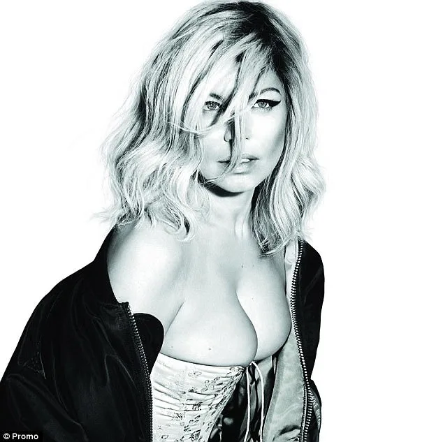 Ασπρόμαυρη φωτογραφία της Fergie με ξανθά μαλλιά, μαύρο τζάκετ και κορσέ.