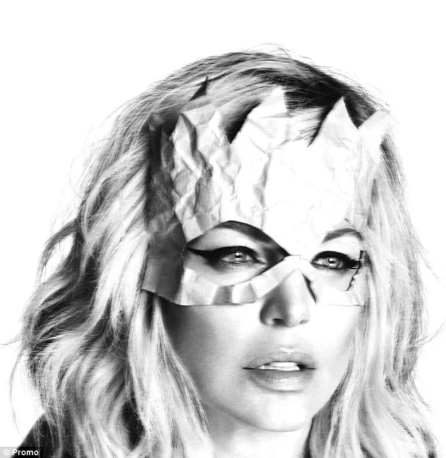 Κοντινό ασπρόμαυρο πορτρέτο της Fergie με χάρτινη μάσκα.