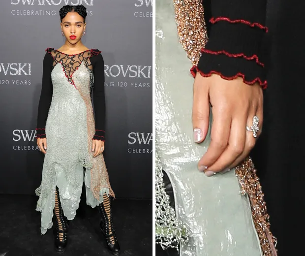 Η FKA twigs σε εκδήλωση της Swarovski με ιδιαίτερο φόρεμα και λεπτομέρεια του δαχτυλιδιού της.