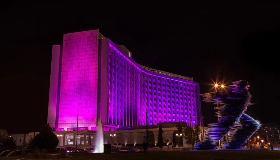 Το ξενοδοχείο Hilton στην Αθήνα φωταγωγημένο με ροζ χρώμα για την εκστρατεία πρόληψης κατά του καρκίνου του μαστού.