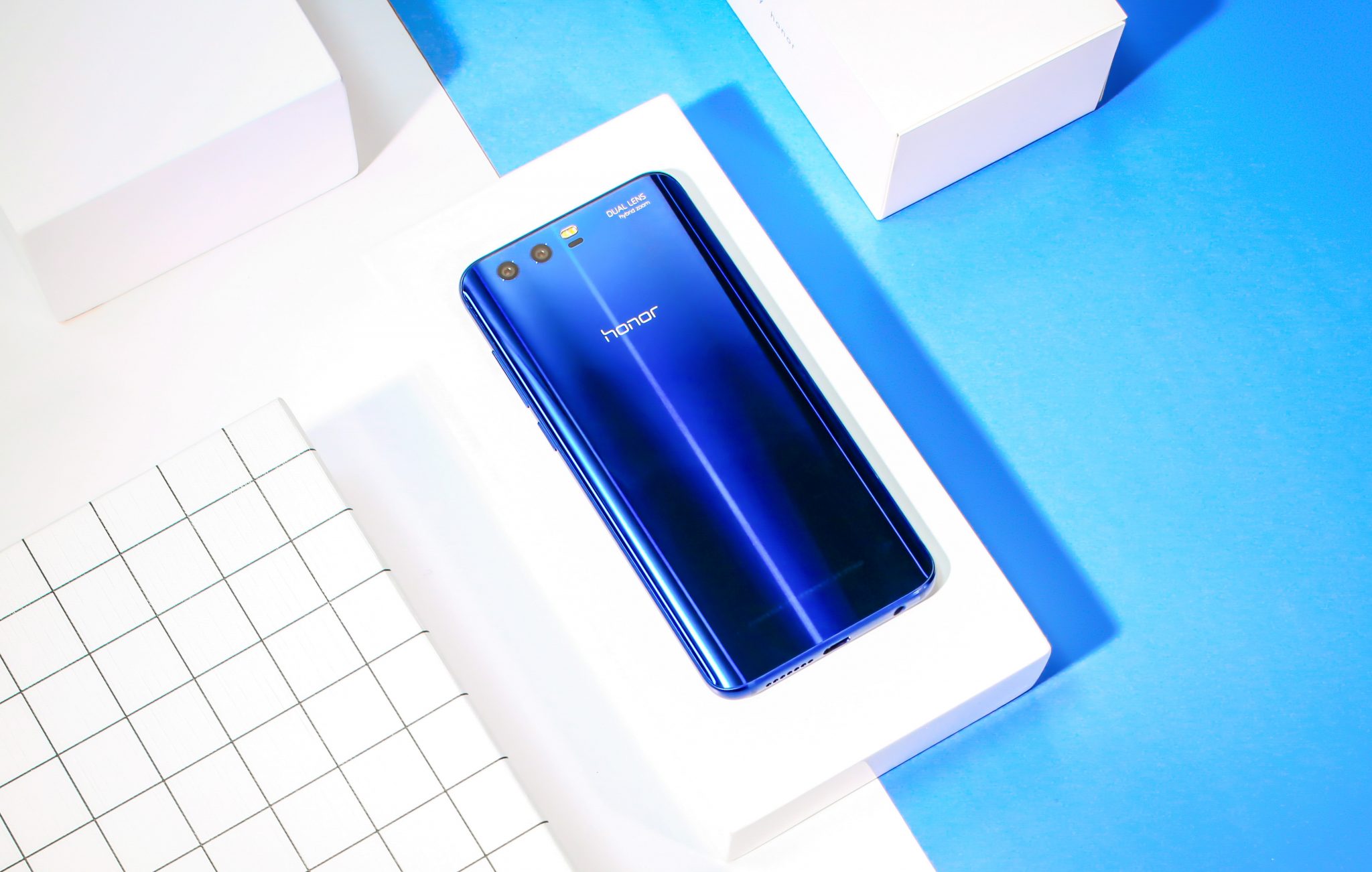 Το smartphone Honor 9 σε μπλε χρώμα πάνω σε λευκή βάση.