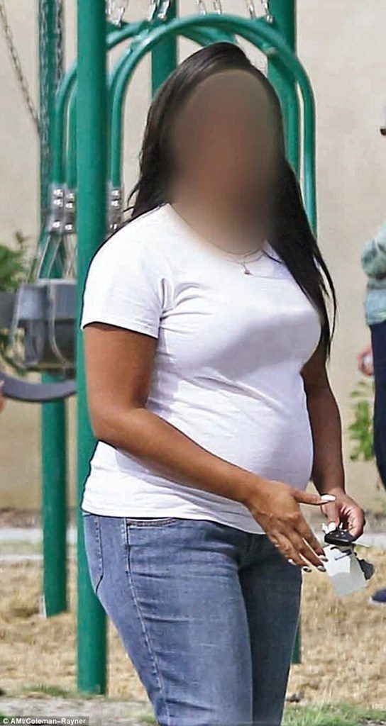 Η παρένθετη μητέρα του παιδιού της Kim Kardashian σε εξωτερικό χώρο.