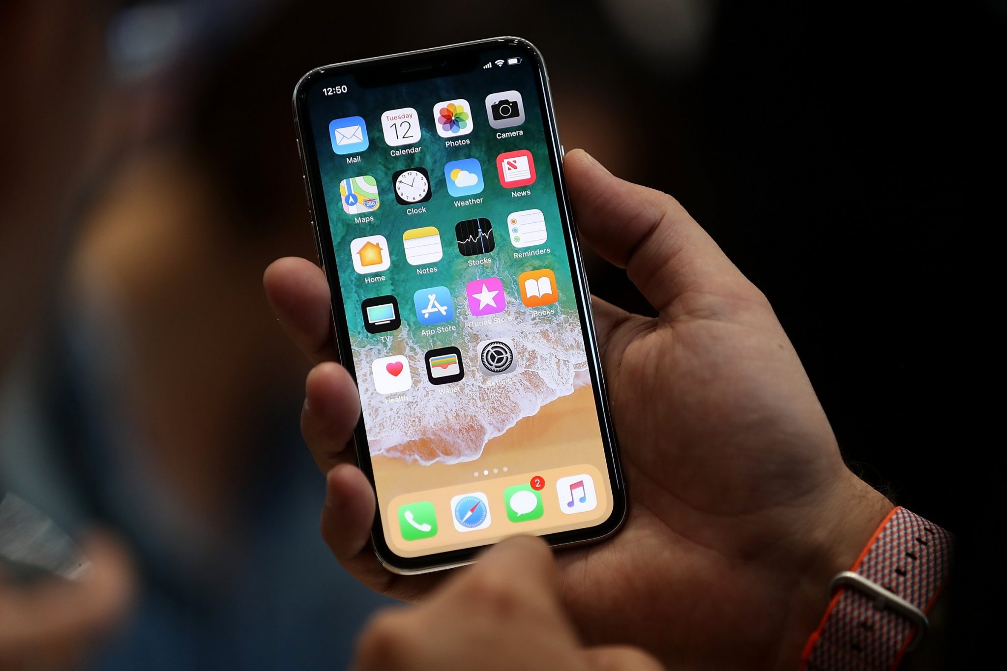 Κοντινό πλάνο ενός iPhone X σε χέρι χρήστη