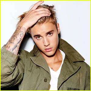 Ο Justin Bieber με χακί τζάκετ και τατουάζ στο χέρι.