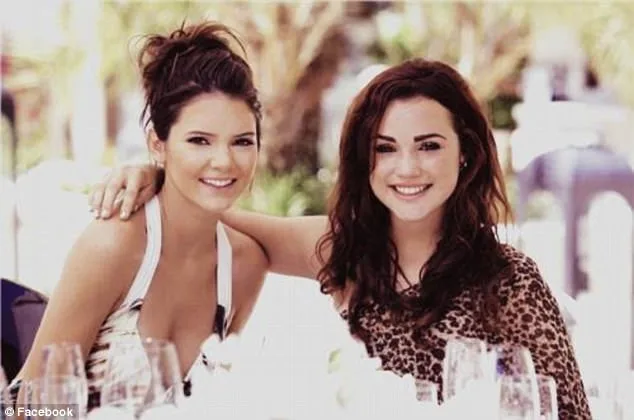 Η Kendall Jenner και η Natalie Zettel χαμογελούν σε εξωτερικό χώρο.