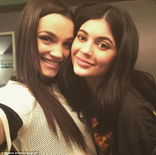 Η Natalie Zettel και η Kylie Jenner ποζάρουν χαμογελαστές σε selfie.