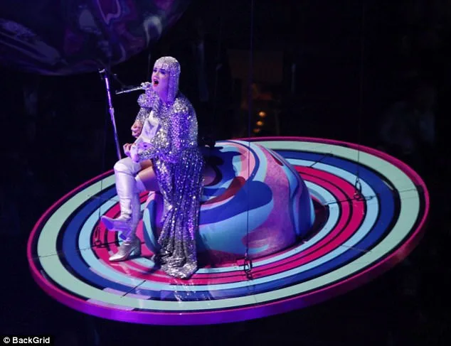 στο διάστημα κόλλησε η Katy Perry
