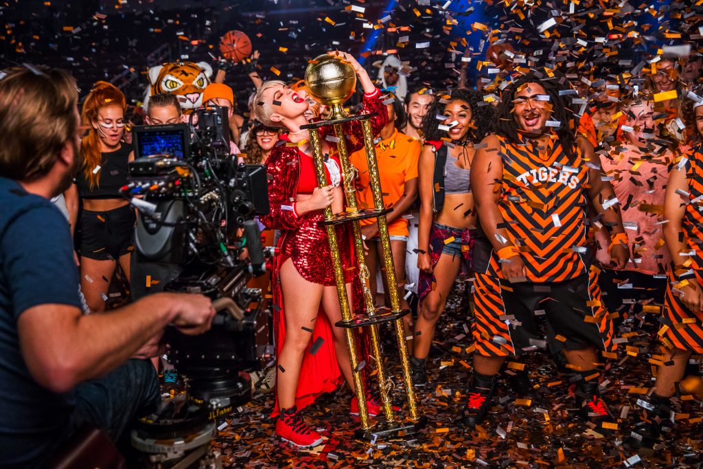 Η Katy Perry με χρυσό τρόπαιο στα γυρίσματα του Swish Swish.