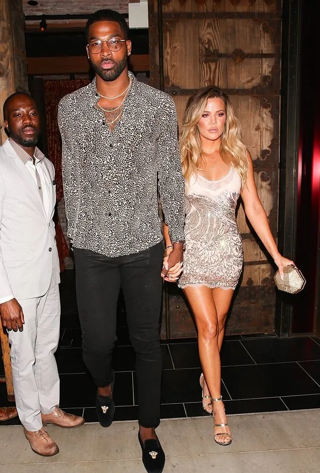 Η Khloe Kardashian και ο Tristan Thompson κρατιούνται χέρι-χέρι σε βραδινή έξοδο.