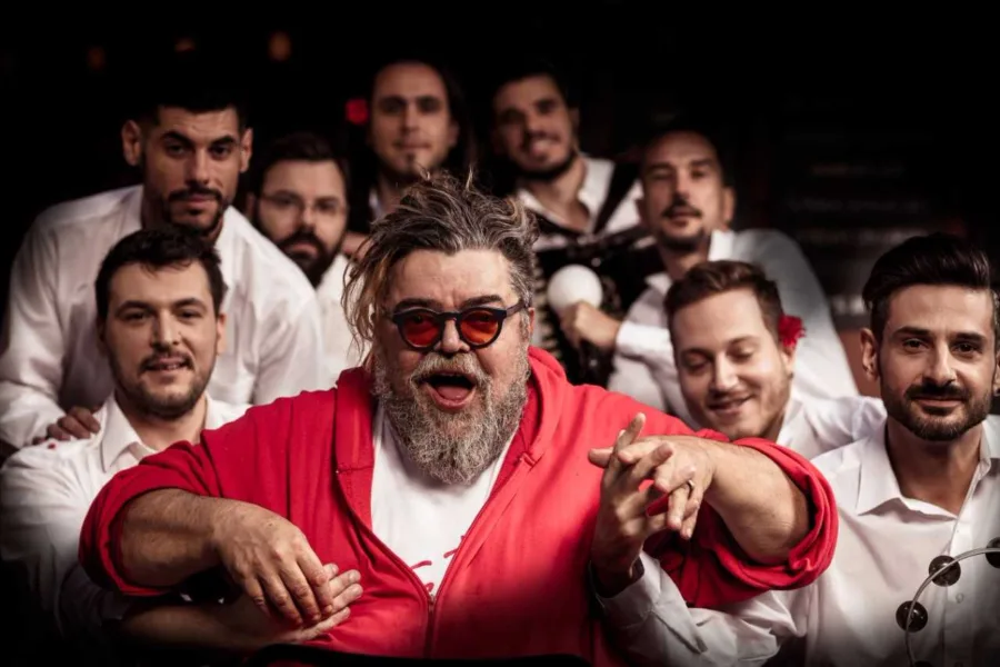 Ο Σταμάτης Κραουνάκης με τη Σπείρα Σπείρα σε ομαδική φωτογραφία.