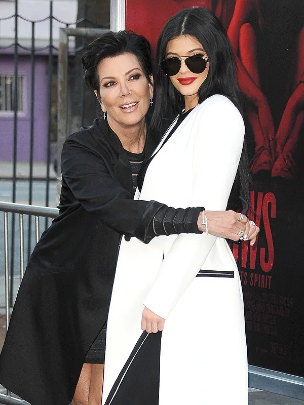 Η Kylie Jenner και η Kris Jenner αγκαλιασμένες σε εκδήλωση.