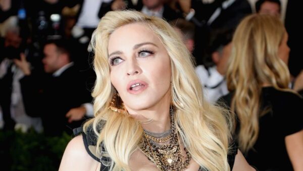 Η Madonna φωτογραφίζεται με εσώρουχα δίπλα στον Εσταυρωμένο και προκαλεί