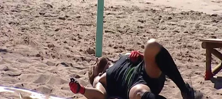 Ο Γιώργος Μανίκας πεσμένος στην άμμο κατά τη διάρκεια αγωνίσματος.