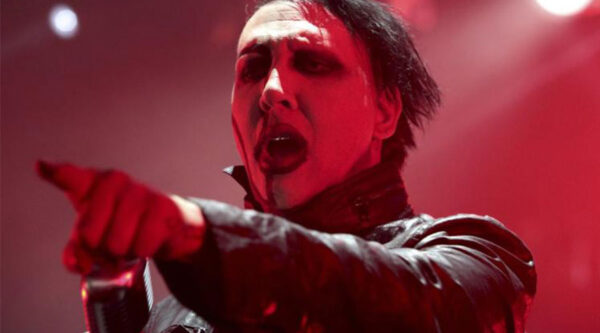 Ο Marilyn Manson ακυρώνει όλες τις συναυλίες του – Κυκλοφόρησε φωτογραφία με τους τραυματιοφορείς
