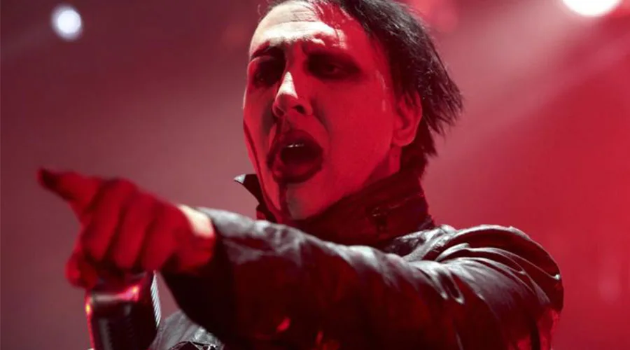 Ο Marilyn Manson τραγουδάει σε σκηνή με κόκκινο φωτισμό