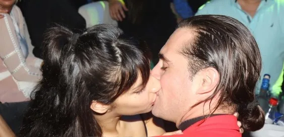 Ο Άνθιμος Ανανιάδης ανταλλάσσει ένα παθιασμένο φιλί με τη σύντροφό του.