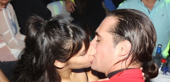 Άνθιμος Ανανιάδης: Παθιασμένα φιλιά με τη σύντροφό του στα μπουζούκια!