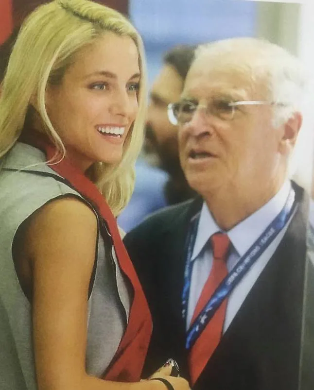 Η Δούκισσα Νομικού δίπλα σε έναν ηλικιωμένο άνδρα με κοστούμι.