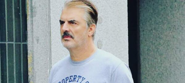 Τεράστια αλλαγή του Mr. Big από το Sex and the City – Με άσπρα μαλλιά και μπαστούνι