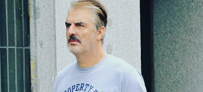 Ο ηθοποιός Chris Noth (Mr. Big) με γκρίζα μαλλιά και μουστάκι.